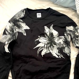 Zara Vintage design Crewneck sweater in size small- like Brand New condition.